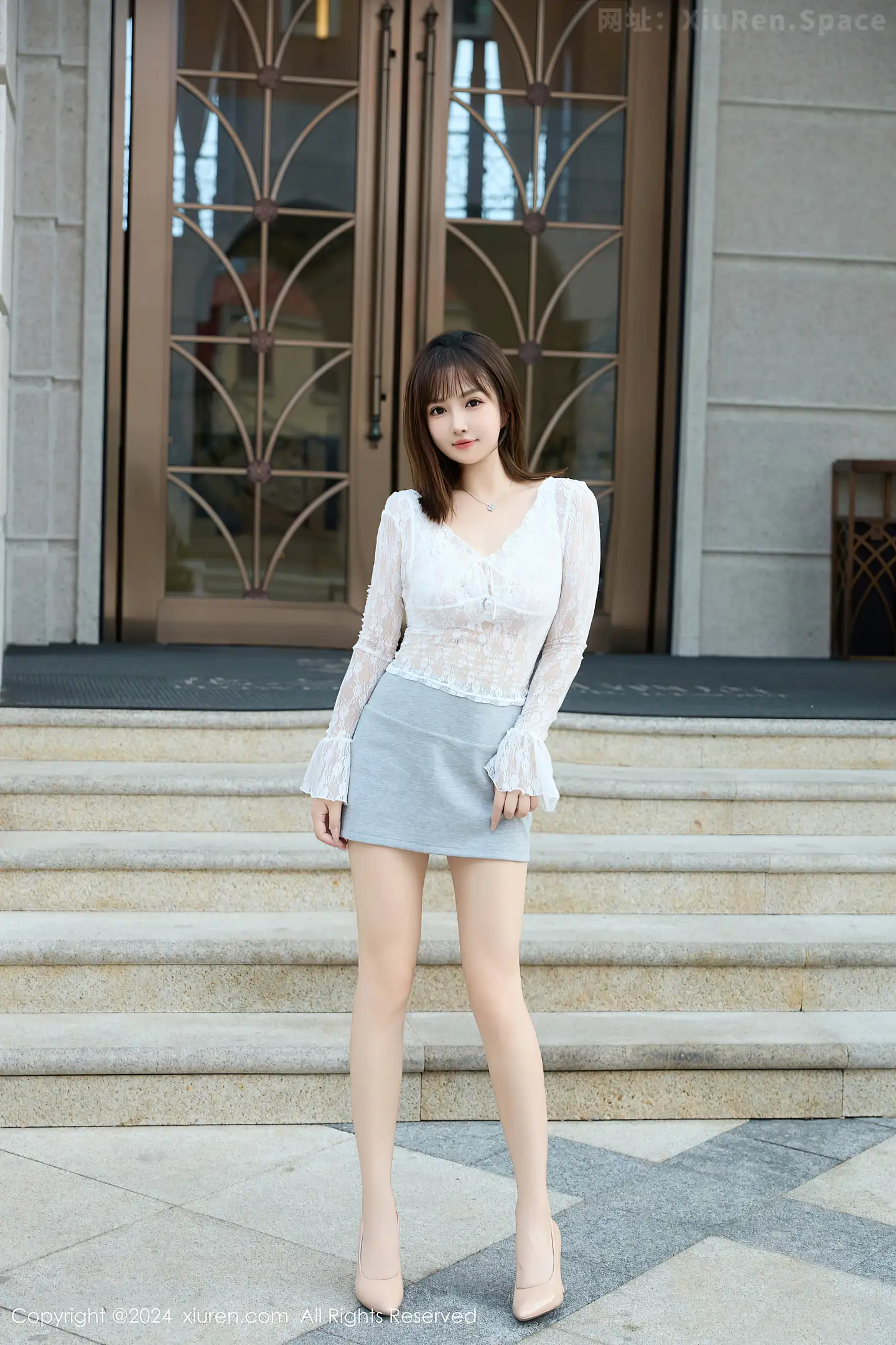 图片[3]-[XiuRen秀人网] VOL.9294 模特养乐多Doll性感白色蕾丝服饰配灰色短裙秀丰腴身材诱惑写真50P-秀人网官方网站